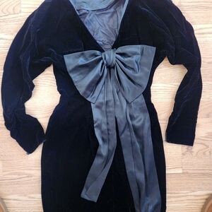EUC Vintage Maggy London Black Velvet Dress with Gray Bow, Size 6/ Modern Size 4